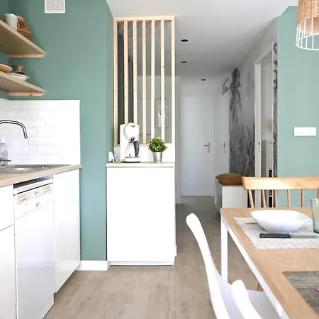 Azur - 2 Chambres, Balcon, Bord De Mer, Wifi, Climatise Et Parking Prive *
